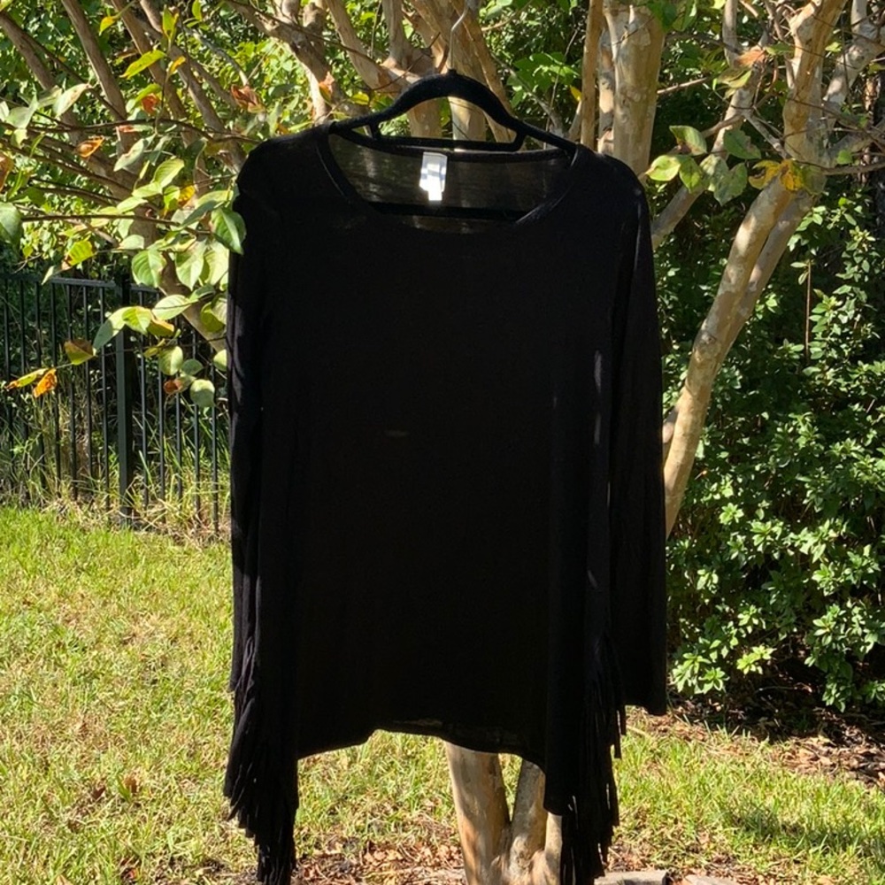 NEW WITHOUT TAGS LOVELY SOULS LONG SLEEVE TUNIC WITH SIDE FRINGE, BLACK, SIZE M